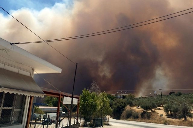 «Κόλαση» φωτιάς στην Αχαΐα – Καίγονται σπίτια, δεκάδες εκκενώσεις οικισμών