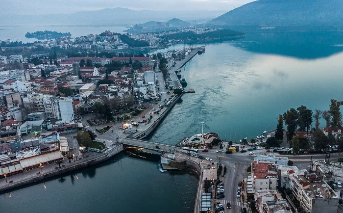 «Άνοιξε και δεν ξανακλείνει» – Κομμένη στα δύο η Χαλκίδα – Επικρατεί κυκλοφοριακό χάος [ΒΙΝΤΕΟ]