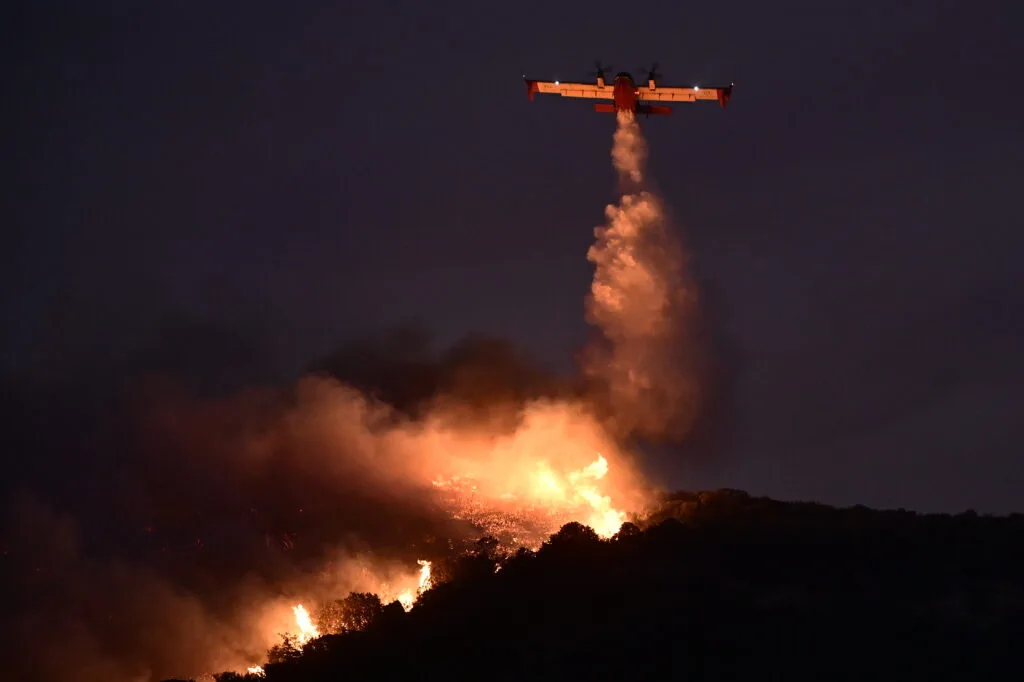 Για πρώτη φορά στην Ελλάδα – Canadair μάχεται τη φωτιά μέσα στη νύχτα