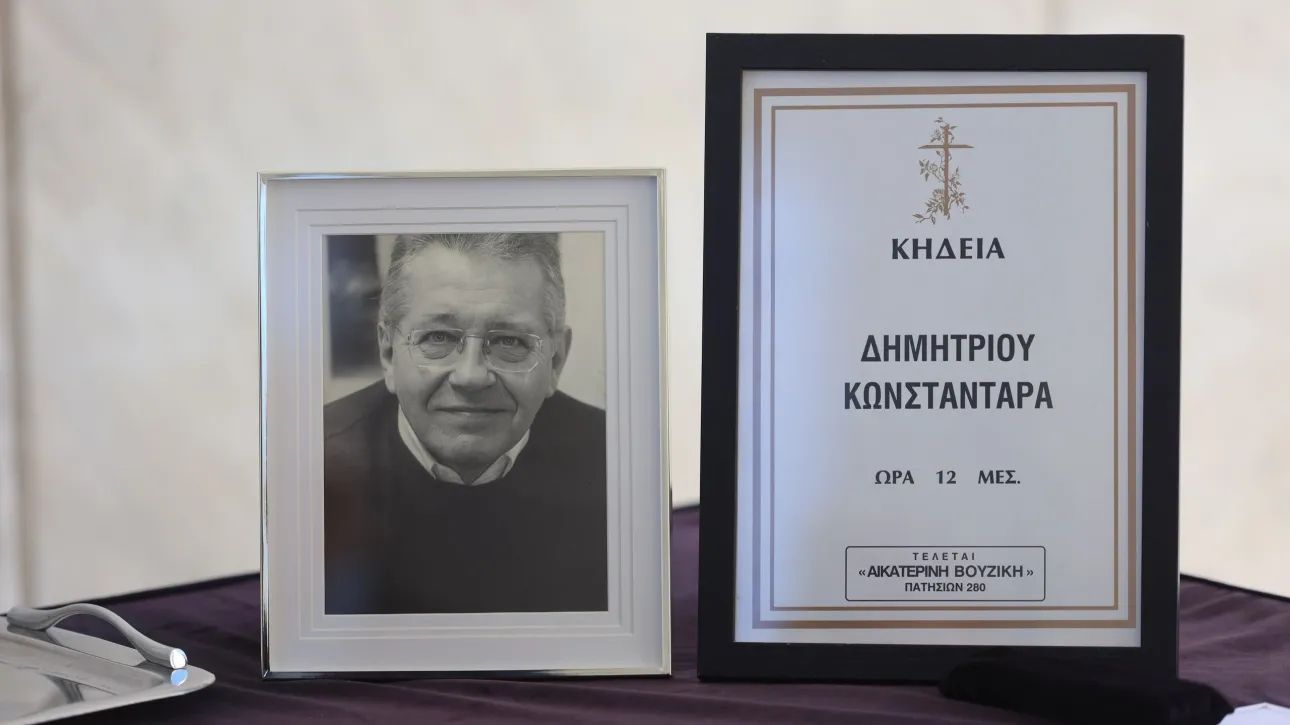 Συγγενείς και φίλοι για το «τελευταίο αντίο» στον Δημήτρη Κωνσταντάρα στο Α’ Νεκροταφείο