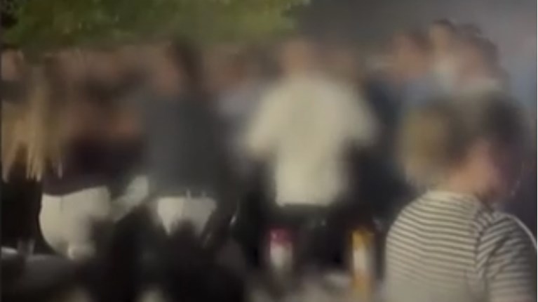Πανηγύρι στη λίμνη Τριχωνίδα… εκτός ελέγχου – Καβγάς, φωνές και καρέκλες εν ώρα γλεντιού!