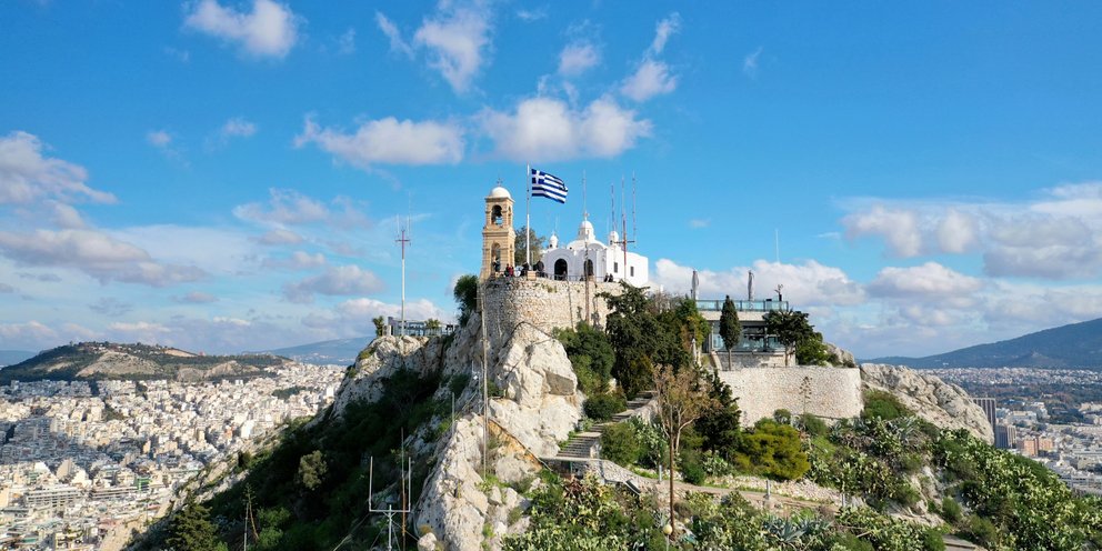 Λυκαβηττός: Νεαρός έπεσε στο κενό  μπροστά από την εκκλησία του Άη Γιώργη