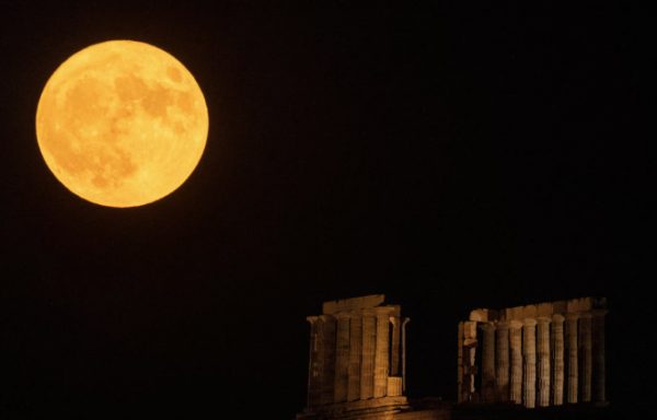 Ραντεβού κάτω από το πιο εντυπωσιακό φεγγάρι του καλοκαιριού – Δωρεάν είσοδος σε μνημεία
