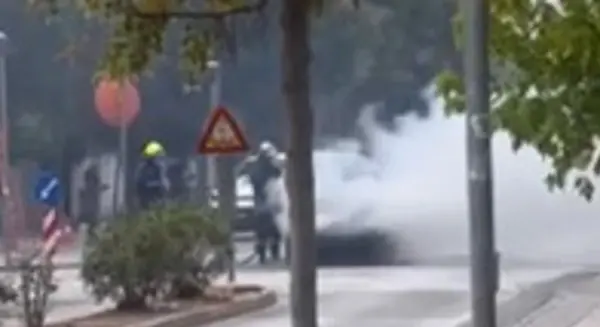 Η στιγμή που φλόγες καταπίνουν Ι.Χ. εν κινήσει στην Αγία Παρασκευή [ΦΩΤΟ]
