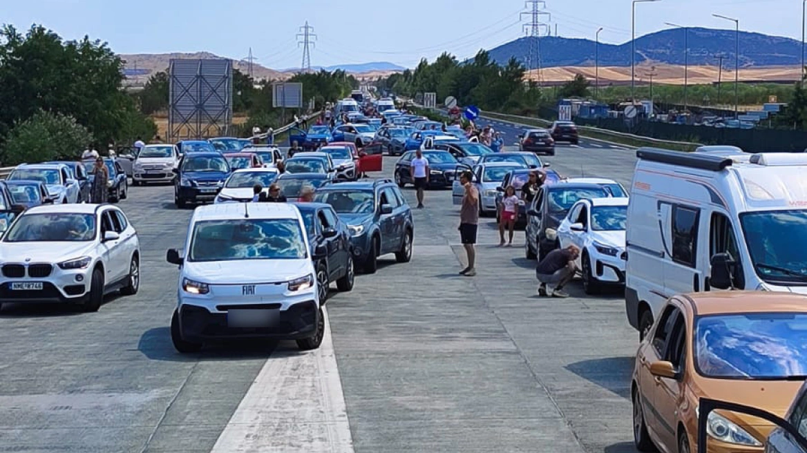«ΦΩΤΙΑ» στη Λάρισα, κοντά στην εθνική οδό Αθηνών Θεσσαλονίκης! [ΦΩΤΟ]