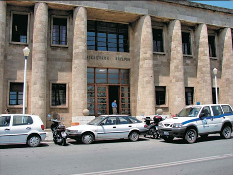 Ρόδος – 30χρονη πήγε με «μαχαίρι» στα Δικαστήρια