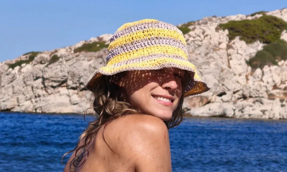 Έλλη Τρίγγου: «Απολαμβάνει» τις βουτιές της φορώντας μόνο ένα κίτρινο καπέλο