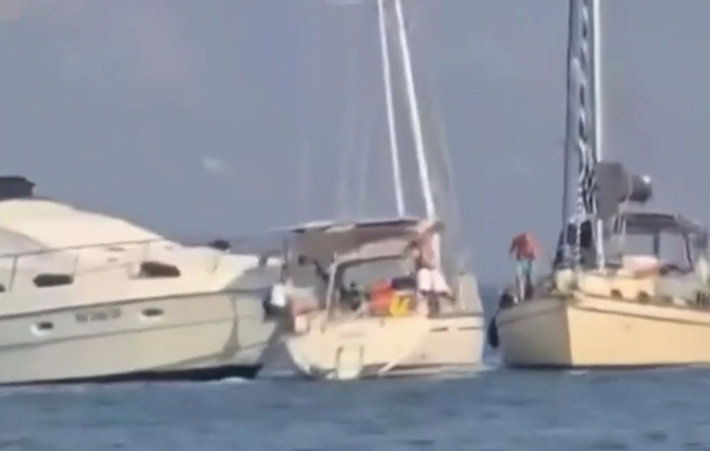 Nτοκουμέντο στην Ερείκουσα – Σύγκρουση ταχύπλοου με ιστιοφόρα καταγράφηκε σε βίντεο