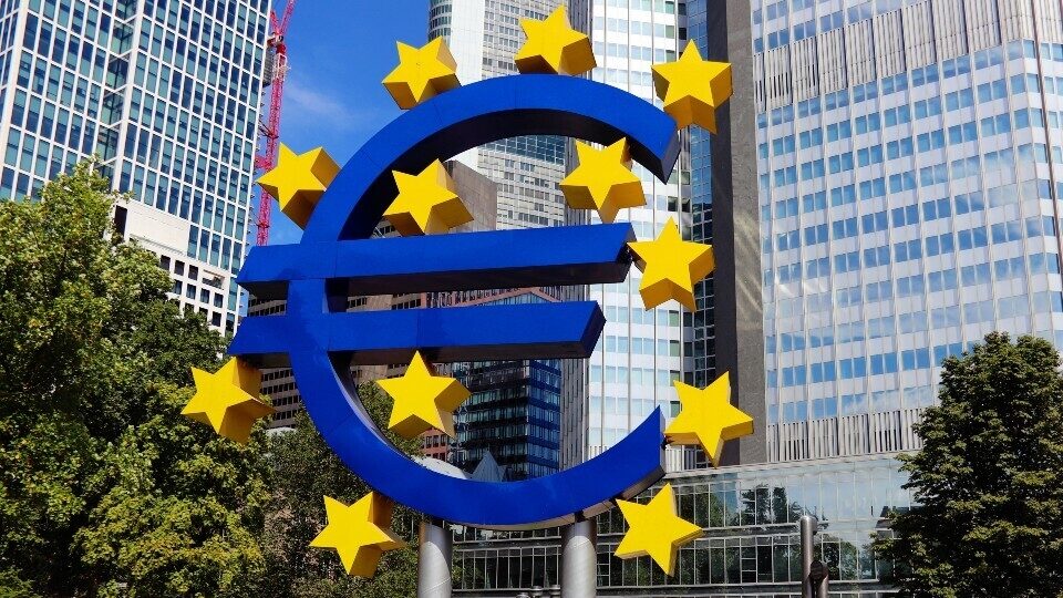 Τέλος στις μειώσεις επιτοκίων από την ΕΚΤ – Εν αναμονή των επιπτώσεων από τους νέους δασμούς Τραμπ