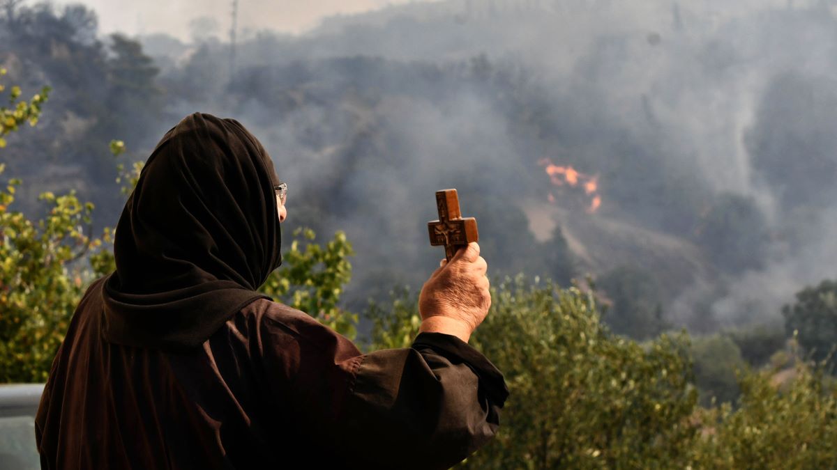 Πάτρα – Στις φλόγες η Ιερά Μονή Αγίου Νικολάου – Απομακρύνθηκαν οι μοναχές