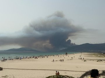 Η φωτιά έφτασε στις πόρτες των ξενοδοχείων –  Κλείνουν δρόμοι, ξεχειλίζουν κάμπινγκ από πανικό [ΒΙΝΤΕΟ]