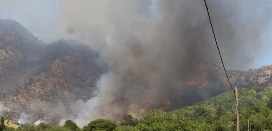 Συγκλονίζουν οι εικόνες – Το Λιβάδι Καλαβρύτων τυλίγεται στις φλόγες – Σενάρια εμπρησμού