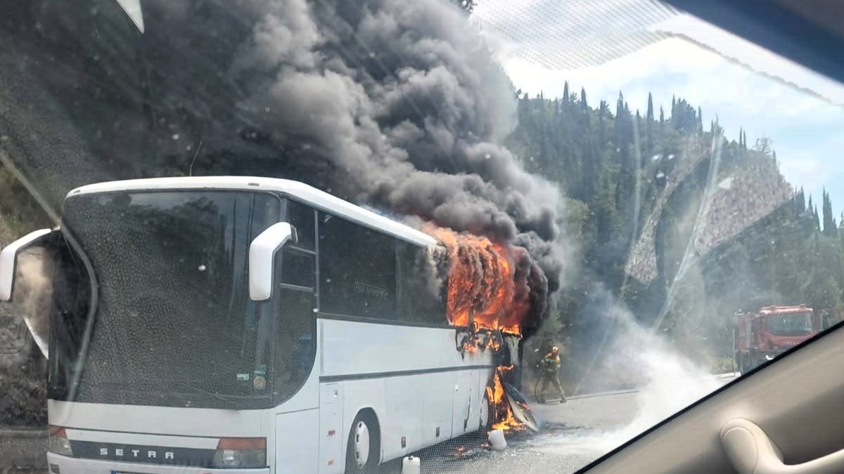 Τρόμος για επιβάτες στην Κέρκυρα – Λεωφορείο παραδόθηκε στις φλόγες (ΒΙΝΤΕΟ)
