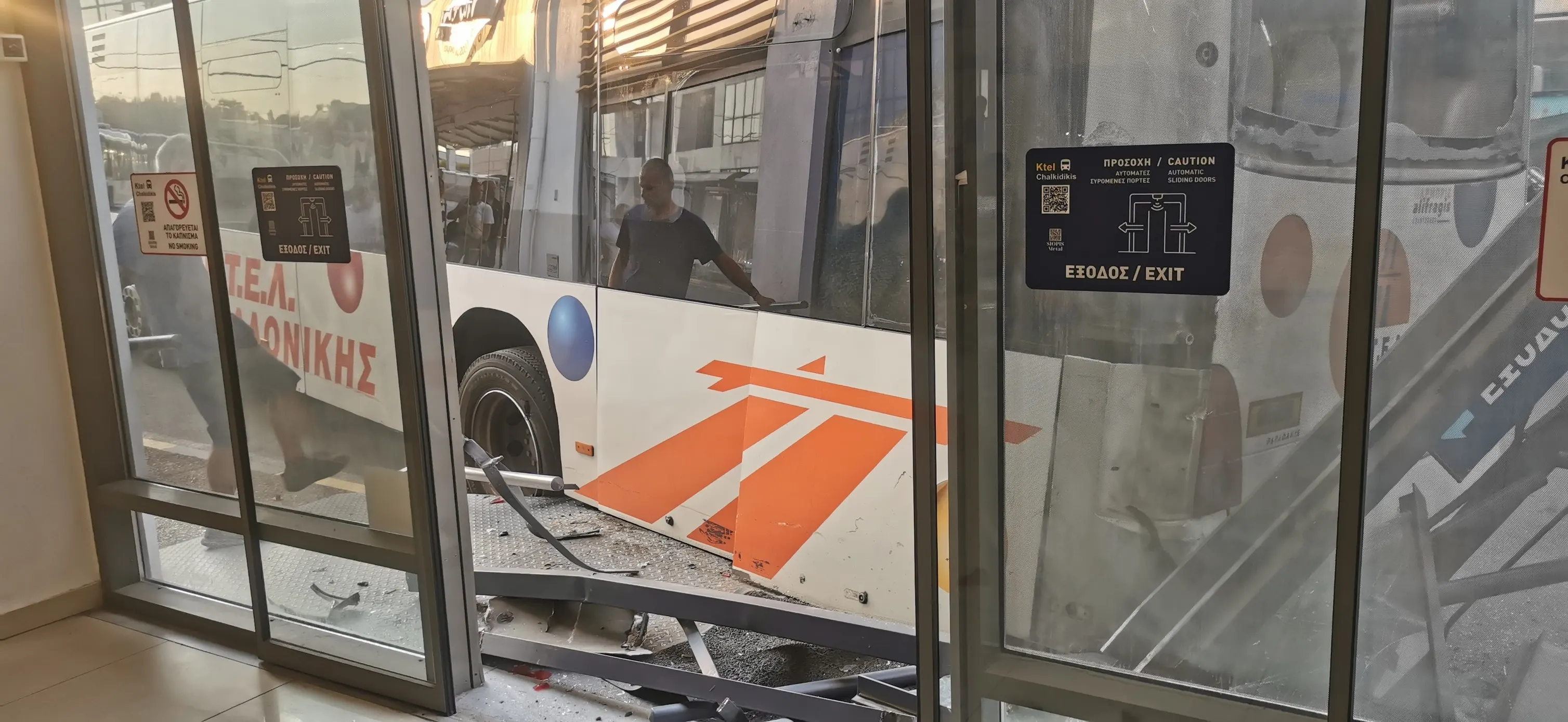 «ΠΑΝΙΚΟΣ»:  Λεωφορείο έπεσε πάνω στο κτήριο των ΚΤΕΛ Χαλκιδικής!