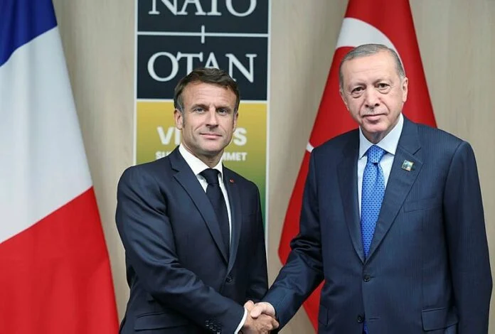 Συνεχίζει τη προδοσία ο Μακρόν – Καλεί σε «στενότερη συνεργασία» με την Τουρκία