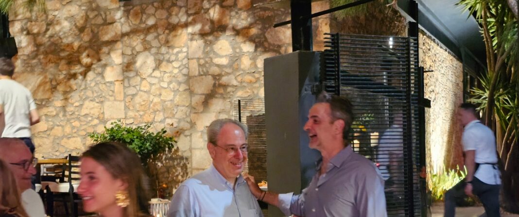 Ο πρωθυπουργός ΜΗΤΣΟΤΑΚΗΣ και τα προσχήματα που χάθηκαν!!! Από τη «Νυχτερίδα» στην κηδεία!!! [ΦΩΤΟ]