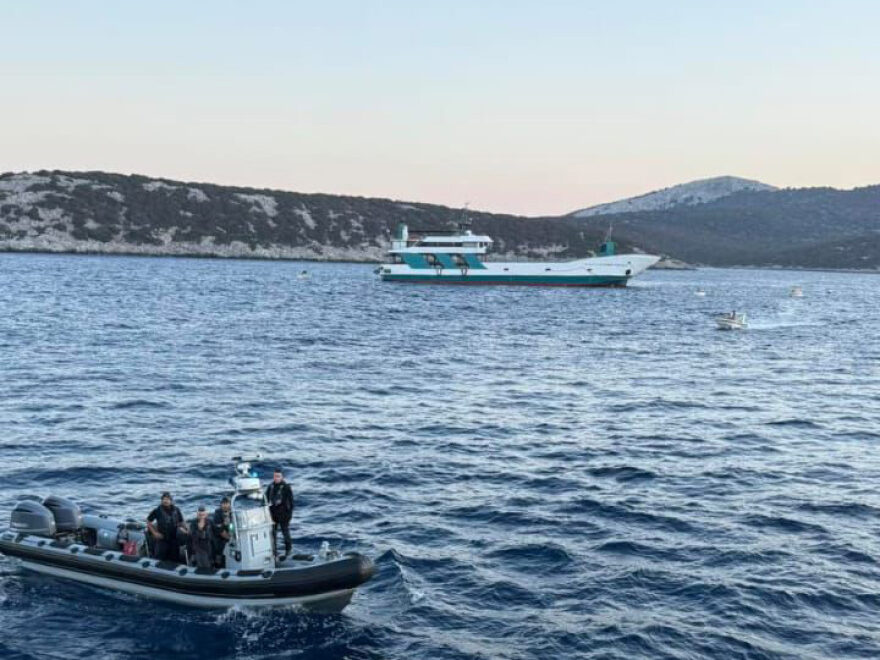 Παραμένει κολλημένο το φέρι μποτ που έπεσε σε ξέρα – Τι αναφέρουν οι μαρτυρίες [ΒΙΝΤΕΟ-ΦΩΤΟ]