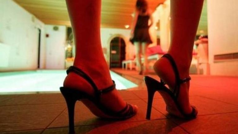«Σαρωτικοί» έλεγχοι σε «οίκους ανοχής» στην Αττική – 10 συλλήψεις γυναικών για «παραβίαση σφραγίδων»