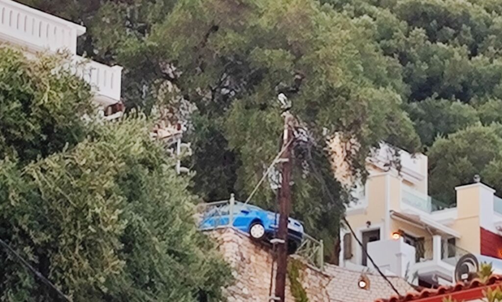 Τροχαίο -«σοκ» – Αυτοκίνητο βρέθηκε «μια ανάσα» πριν το κενό – «ΤΙ ΣΥΝΕΒΗ»