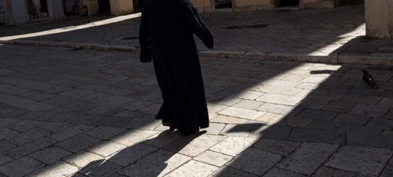 Δεν πίστευαν στα μάτια τους… Παπαδιά όρμησε σε παπά – Το περιστατικό