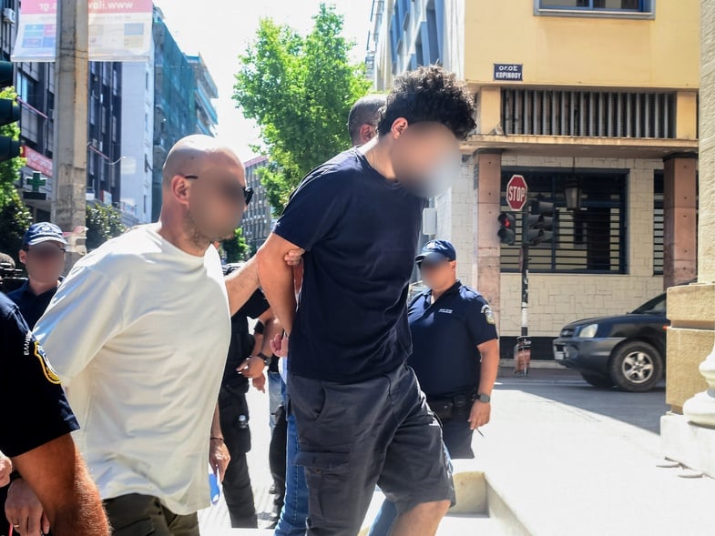 Πήγε να καταθέσει υπέρ του 25χρονου και βρέθηκε με χειροπέδες – Η απίστευτη ανατροπή στην υπόθεση της φωτιάς στη Πάτρα