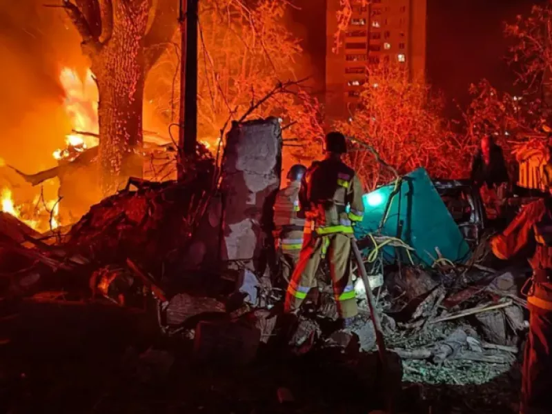 Φλέγεται ο σιδηροδρομικός σταθμός, βομβαρδίζεται η Ζαπορίζια – Η φρίκη συνεχίζεται…