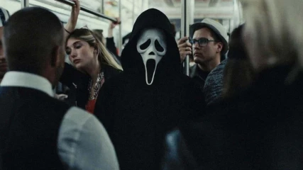 Φορούν μάσκες από τις ταινίες «Scream» και σπέρνουν τον τρόμο – «ΤΙ ΣΥΜΒΑΙΝΕΙ»