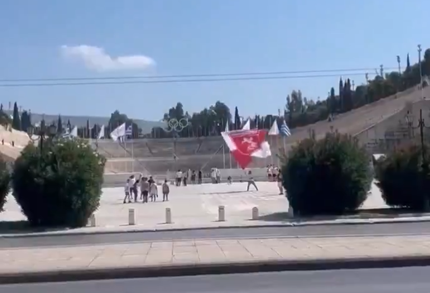 Χαμός στο Παναθηναϊκό Στάδιο: ΤΟΥΡΚΟΙ οπαδοί με σημαίες Κεμάλ και συνθήματα – [ΒΙΝΤΕΟ]