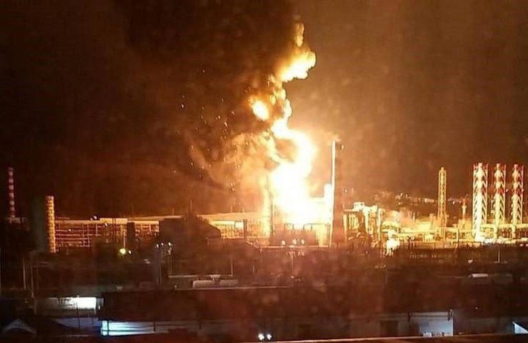 Έκρηξη τρόμου στη Σλαβιάνσκ – Συντρίμμια drone προκαλούν φωτιά σε διυλιστήριο