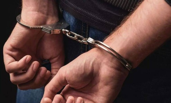 «Χειροπέδες» σε αλλοδαπό με δύο εντάλματα σύλληψης σε βάρος του