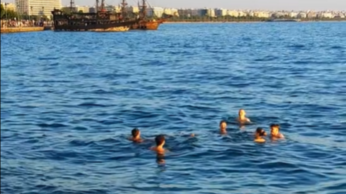 «ΒΟΥΤΙΑ-ΕΚΠΛΗΞΗ» στον Θερμαϊκό: Νεαροί βούτηξαν δίπλα στον Λευκό Πύργο και προκάλεσαν αντιδράσεις