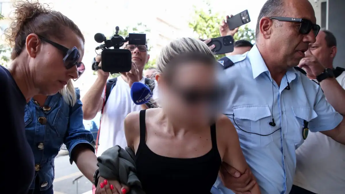 Ανέκφραστη και με σκυμμένο κεφάλι έφτασε στα δικαστήρια η 45χρονη οδηγός του τροχαίου στη Θέρμη