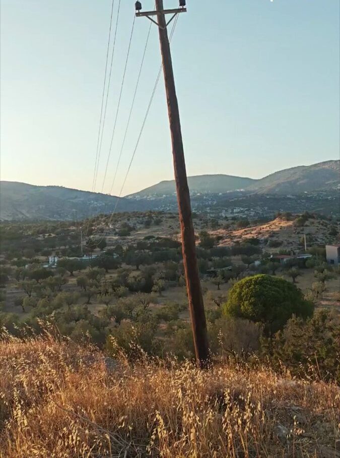 Ωρολογιακή βόμβα στο Θορικό – Ηλεκτροφόρα κολώνα ταλαντεύεται δίπλα σε δασική έκταση! [ΒΙΝΤΕΟ]