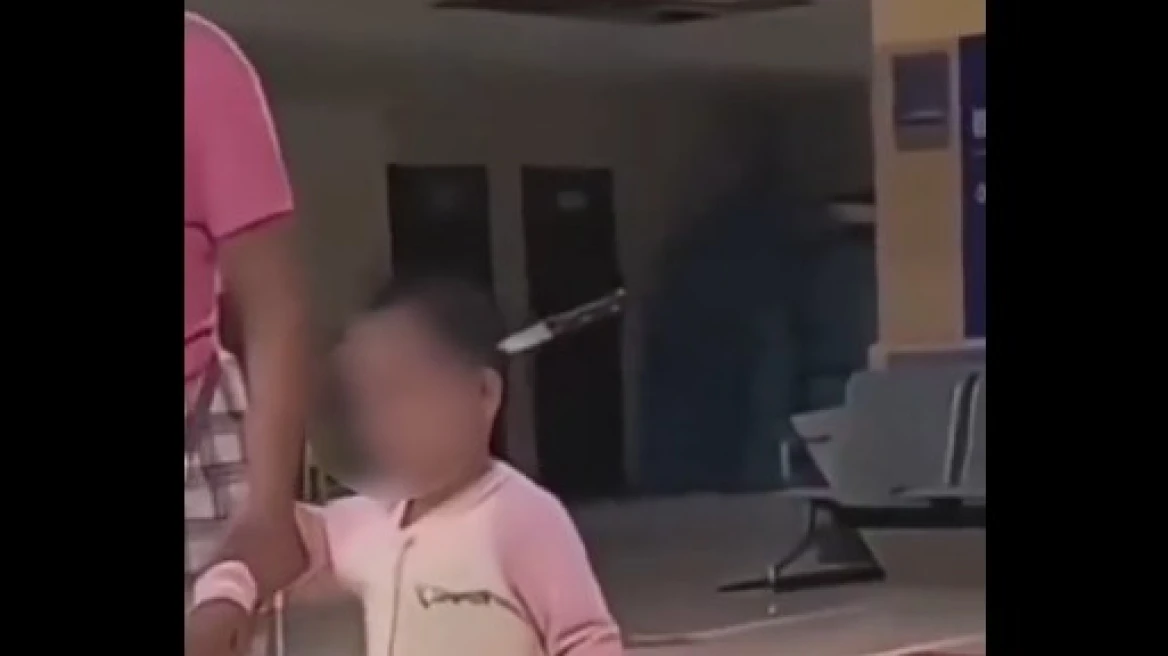 «ΣΟΚ»: 3χρονη περπατά ήρεμη μέσα σε νοσοκομείο με μαχαίρι καρφωμένο στο κεφάλι της! [ΒΙΝΤΕΟ]