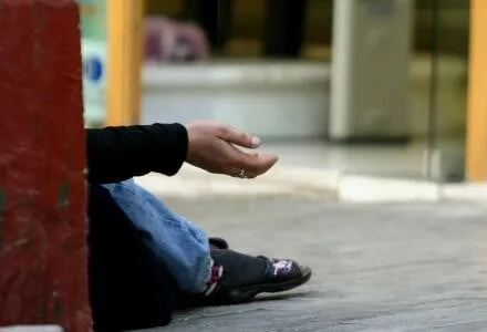 Αλλοδαποί έκαναν τους «επαίτες» κι έκλεβαν πελάτες καταστημάτων