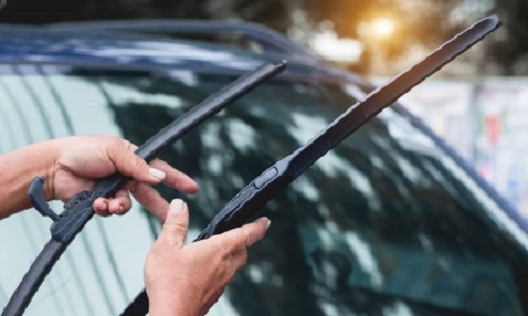 Βόλος – Τους «τσάκωσαν» να πωλούν παράνομα υαλοκαθαριστήρες και μαχαίρια