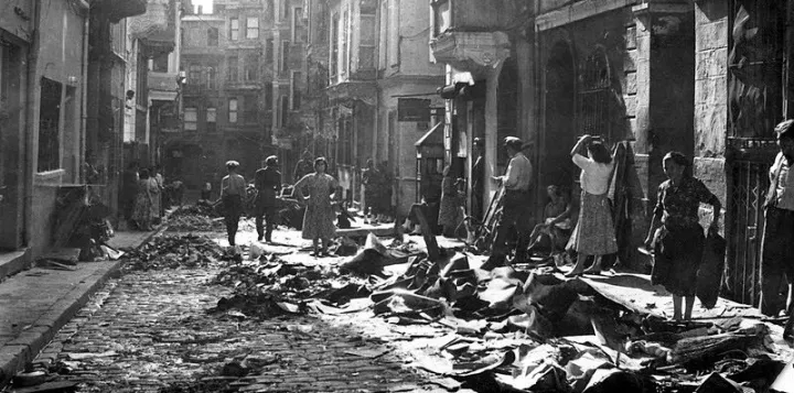 Από τα Σεπτεμβριανά του ’55 στη λεηλασία του 2025 – τότε οι Τούρκοι, σήμερα η ίδια μας η κυβέρνηση