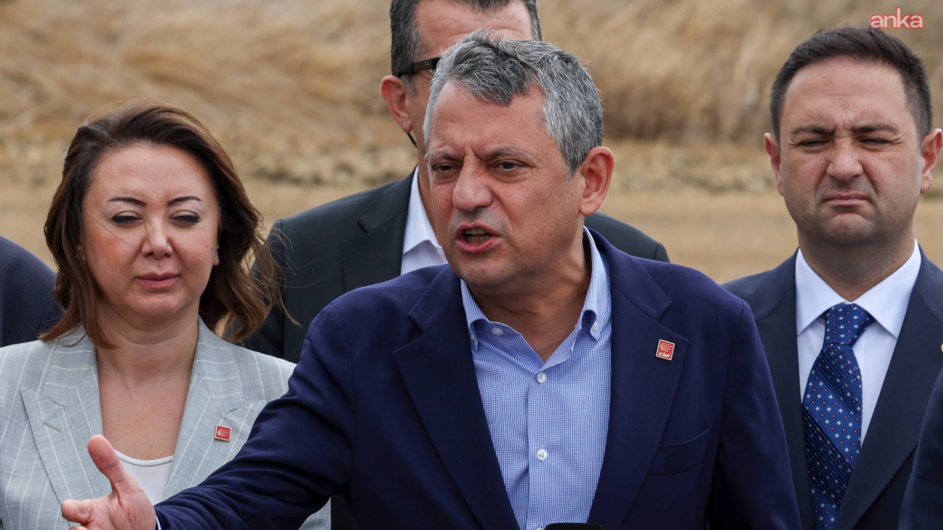 ΣΤΟ “ΠΟΔΙ” H ΑΝΤΙΠΟΛΙΤΕΥΣΗ ΣΤΗΝ ΤΟΥΡΚΙΑ ΜΕΤΑ TΙΣ ΔΗΛΩΣΕΙΣ ΤΡΑΜΠ ΓΙΑ ΝΟΘΕΙΑ ΣΤΙΣ ΕΚΛΟΓΕΣ:” ΞΕΠΟΥΛΗΣΕΣ ΤΗΝ ΤΟΥΡΚΙΑ ΓΙΑ ΝΑ ΕΞΑΓΟΡΑΣΕΙΣ ΤΗΝ ΝΟΜΙΜΟΤΗΤΑ”