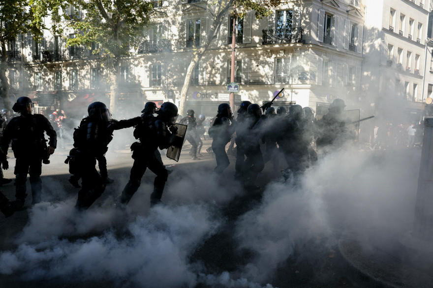 «ΧΑΟΣ» στους δρόμους της Γαλλίας – Χιλιάδες στους δρόμους, εκατοντάδες στα κρατητήρια!