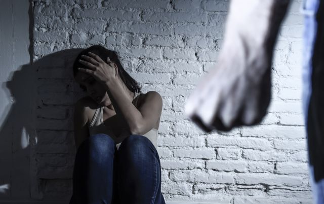«Φρίκη» στο Βόλο – Κρατούσε «όμηρο» την 18χρονη πρώην σύντροφό του – Απείλησε να την σκοτώσει με κουζινομάχαιρο