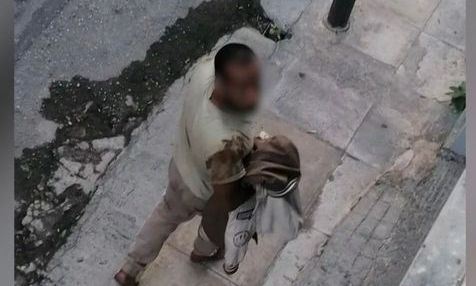 «ΦΡΙΚΗ»: Άνδρας κυκλοφορεί ξυπόλυτος στον δρόμο και παρενοχλεί γυναίκες!