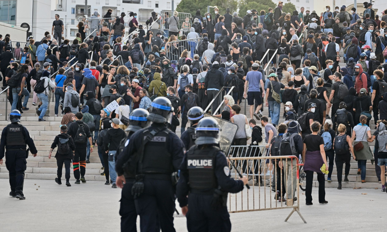 «Βράζει η Γαλλία: Εκατοντάδες συλλήψεις στις διαδηλώσεις του κινήματος «Block Everything»