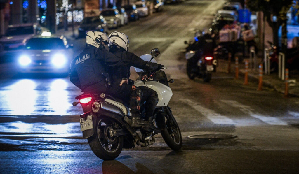 Γέφυρα «σωτηρίας» από αστυνομικούς της Ομάδας ΔΙ.ΑΣ. για «ετοιμόγεννη» σε κρίσιμη κατάσταση (ΒΙΝΤΕΟ)