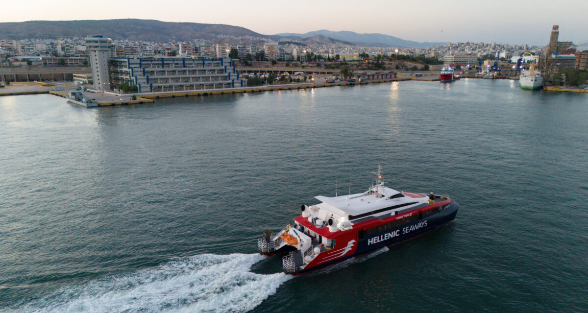 Μηχανική βλάβη σε επιβατικό πλοίο – Πλέει με «μειωμένη» ταχύτητα προς τον Πόρο