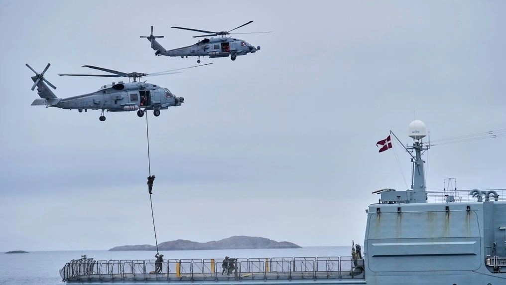 Δανία: Μεγάλα «στρατιωτικά γυμνάσια» στη Γροιλανδία χωρίς τις ΗΠΑ
