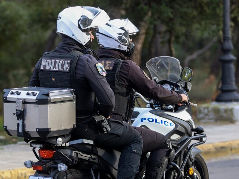 Οδηγός Ι.Χ. «παραβίασε» STOP και «έπεσε» πάνω σε ομάδα ΔΙ.ΑΣ. – «Στο νοσοκομείο» δύο αστυνομικοί