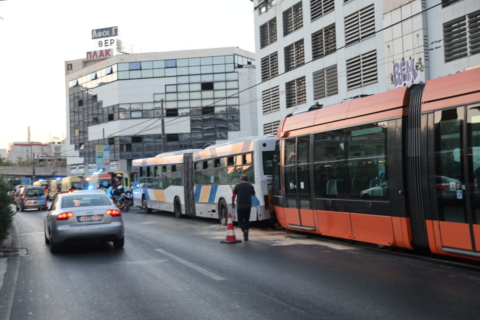Πειραιάς: Σύγκρουση τραμ με λεωφορείο – Τουλάχιστον 30 τραυματίες