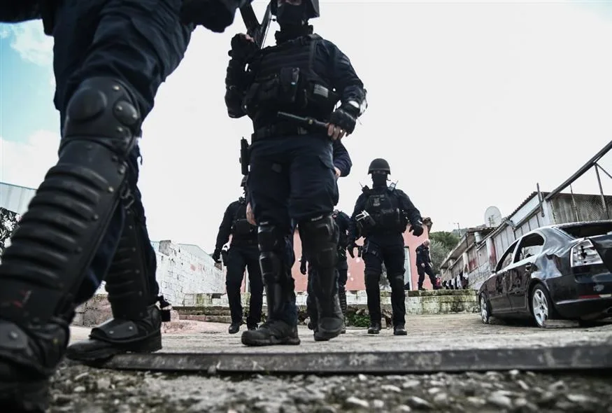 Επιχείρηση της ΕΛ.ΑΣ. σε «οικισμό» στον Ασπρόπυργο – «Ξηλώθηκαν» πάνω από 500 μέτρα καλώδια ρευματοκλοπών- 15 συλλήψεις
