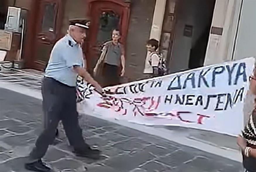 Οργή για τον αστυνομικό διοικητή Άνδρου – Αρπαξε πανό για τα Τέμπη παρουσία Τασούλα – Συνέλαβε ειρηνικό διαδηλωτή [ΒΙΝΤΕΟ]