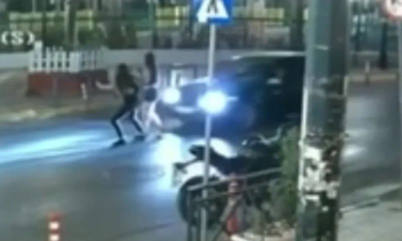 Καμίνια: «ΣΟΚΑΡΙΣΤΙΚΟ ΒΙΝΤΕΟ» από τη στιγμή που ΙΧ χτυπά 16χρονη!